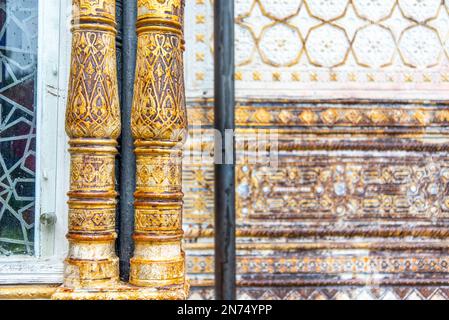 Vue rapprochée sur le mur orné du pavillon mauresque du palais Linderhof en haute-Bavière, en Allemagne Banque D'Images