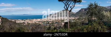 Vue panoramique sur le golfe de Naples et la ville de Vico Equense en face, au sud de l'Italie Banque D'Images