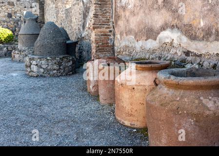 Pompéi, Italie, grandes amphores d'argile enfouies dans le sol d'un ancien entrepôt de Pompeian, dans le sud de l'Italie Banque D'Images