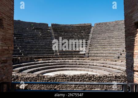 Théâtre romain typique de l'ancienne ville de Pompéi, dans le sud de l'Italie Banque D'Images