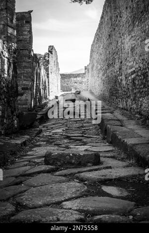 Un passage en croix d'une route romaine typique dans l'ancienne ville de Pompéi, dans le sud de l'Italie Banque D'Images