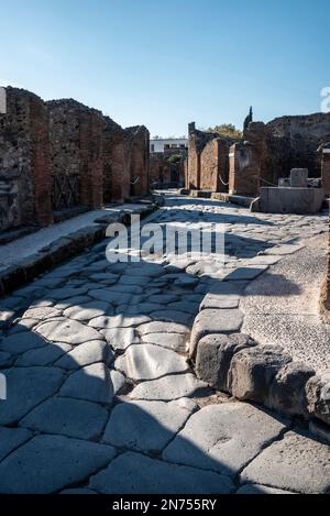 Une belle rue pavée typique dans l'ancienne ville de Pompéi, dans le sud de l'Italie Banque D'Images