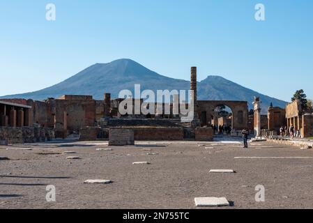 Forum emblématique dans l'ancienne ville de Pompéi, le Vésuve en arrière-plan, le sud de l'Italie Banque D'Images