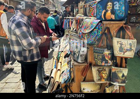 Le Caire, Égypte. 10th févr. 2023. Le 10 février 2023, les gens visitent une cabine vendant des sacs à un marché du Caire, en Égypte. L'inflation annuelle de l'Egypte a continué sa hausse en janvier, atteignant 26,5 pour cent, le plus élevé depuis la fin de 2017, a annoncé jeudi l'agence officielle de statistique du pays. Credit: Ahmed Gomaa/Xinhua/Alamy Live News Banque D'Images