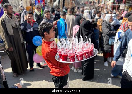 Le Caire, Égypte. 10th févr. 2023. Un jeune homme vend du jus de grenade sur un marché du Caire, en Égypte, le 10 février 2023. L'inflation annuelle de l'Egypte a continué sa hausse en janvier, atteignant 26,5 pour cent, le plus élevé depuis la fin de 2017, a annoncé jeudi l'agence officielle de statistique du pays. Credit: Ahmed Gomaa/Xinhua/Alamy Live News Banque D'Images