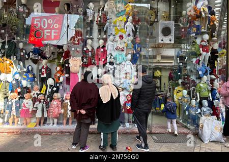 Le Caire, Égypte. 10th févr. 2023. Les gens se tiennent devant un magasin au Caire, en Égypte, le 10 février 2023. L'inflation annuelle de l'Egypte a continué sa hausse en janvier, atteignant 26,5 pour cent, le plus élevé depuis la fin de 2017, a annoncé jeudi l'agence officielle de statistique du pays. Credit: Ahmed Gomaa/Xinhua/Alamy Live News Banque D'Images