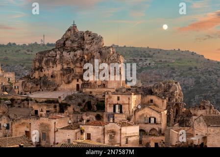 Coucher de soleil et pleine lune sur la célèbre église de la grotte de Saint Mary d'Idris im Matera, Italie Banque D'Images