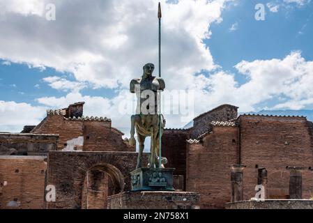 Belle statue d'un ancien danseur sur le forum de l'ancienne ville de Pompéi, dans le sud de l'Italie Banque D'Images