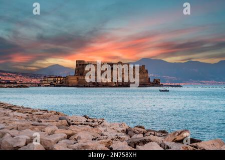Lever du soleil sur le célèbre Castel dell'Ovo et le golfe de Naples, dans le sud de l'Italie Banque D'Images