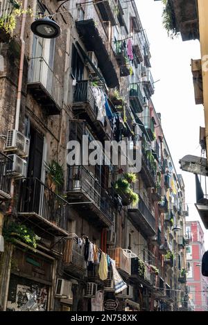 Rue étroite typique du quartier espagnol historique de Naples, dans le sud de l'Italie Banque D'Images