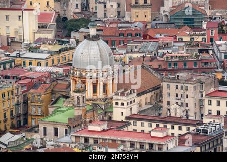 Grande coupole d'une église dans le centre-ville de Naples, dans le sud de l'Italie Banque D'Images