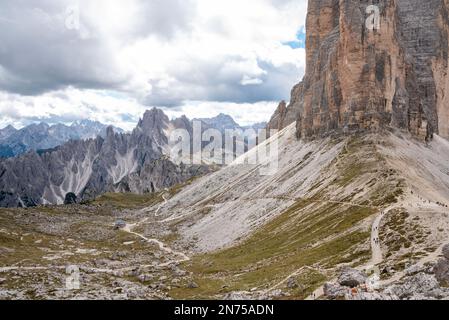 Le sentier de randonnée autour des montagnes emblématiques de trois sommets dans les Dolomites, le Tyrol du Sud en Italie Banque D'Images