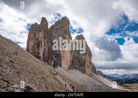 Le sentier de randonnée autour des montagnes emblématiques de trois sommets dans les Dolomites, le Tyrol du Sud en Italie Banque D'Images