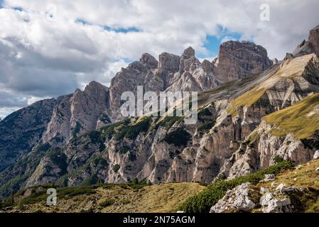 Paysage de montagne pittoresque et calme dans les environs des célèbres montagnes des trois pics, Dolomites dans le sud du Tyrol Banque D'Images