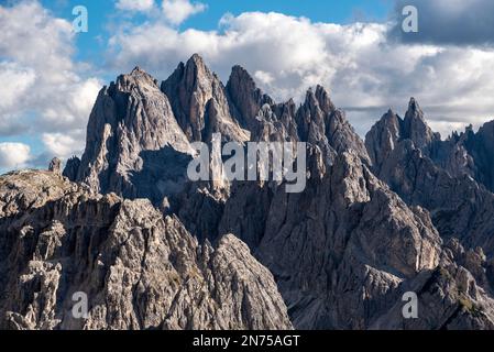 Paysage de montagne pittoresque et calme dans les environs des célèbres montagnes des trois pics, Dolomites dans le sud du Tyrol Banque D'Images