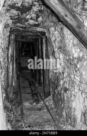 Vestiges d'un tunnel militaire sur le mont Piano dans les Alpes Dolomites, construit pendant la première Guerre mondiale, Tirol du Sud Banque D'Images