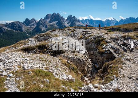 Vestiges de tranchées militaires sur le mont Piano dans les Alpes Dolomites, construits pendant la première Guerre mondiale, le Tyrol du Sud Banque D'Images