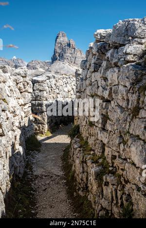 Vestiges de tranchées militaires sur le mont Piano dans les Alpes Dolomites, construits pendant la première Guerre mondiale, le Tyrol du Sud Banque D'Images