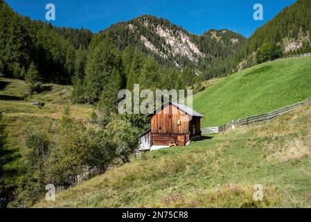 Un ancien hangar à foin en bois dans le Val di Morins, les Alpes Dolomites du Tyrol du Sud Banque D'Images