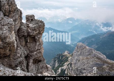 Randonnée aventureuse jusqu'au mont Lagazuoi dans les Alpes Dolomites, pronvince autonome du Tyrol du Sud en Italie Banque D'Images