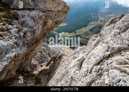 Randonnée aventureuse jusqu'au mont Lagazuoi dans les Alpes Dolomites, pronvince autonome du Tyrol du Sud en Italie Banque D'Images