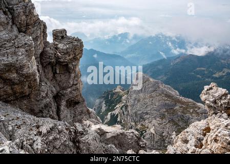 Randonnée aventureuse jusqu'au mont Lagazuoi dans les Alpes Dolomites, pronvince autonome du Tyrol du Sud en Italie Banque D'Images