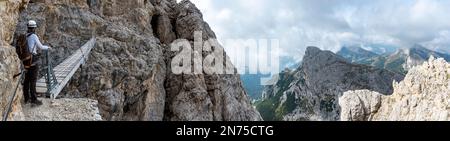 Randonnée aventureuse jusqu'au mont Lagazuoi dans les Alpes Dolomites, pronvince autonome du Tyrol du Sud en Italie Banque D'Images