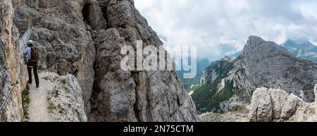 Randonnée aventureuse jusqu'au mont Lagazuoi dans les Alpes Dolomites, pronvince autonome du Tyrol du Sud en Italie Banque D'Images