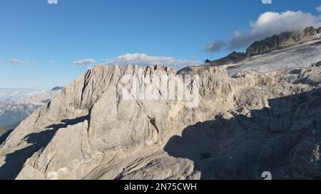 Une antenne du sommet de la montagne Marmolada de la chaîne des Dolomites dans le nord-est de l'Italie Banque D'Images