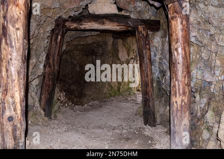 Un tunnel dans le Mont Lagazuoi, faisant partie d'un système de défense de la première Guerre mondiale dans les Alpes Dolomites, Pronvince autonome du Tyrol du Sud Banque D'Images