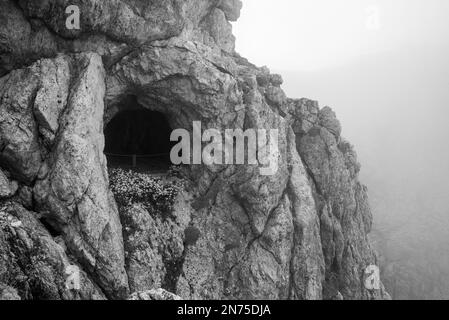 Un tunnel dans le Mont Lagazuoi, faisant partie d'un système de défense de la première Guerre mondiale dans les Alpes Dolomites, Pronvince autonome du Tyrol du Sud Banque D'Images