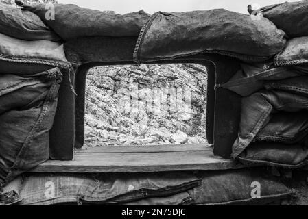 Anciennes tranchées et fils barbelés à la fortification du mont Lagazuoi, construite pendant la première Guerre mondiale, province autonome du Tyrol du Sud Banque D'Images