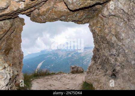 Vue d'une faille des tunnels du Mont Lagazuoi, construits pendant la première Guerre mondiale, les Alpes Dolomites dans le Tyrol du Sud Banque D'Images