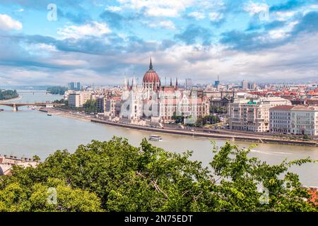 Le pittoresque Parlement hongrois de Budapest vu de la colline de Gellert Banque D'Images