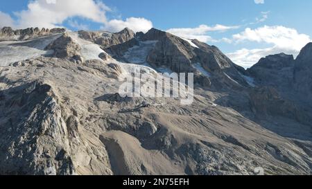 Une antenne du sommet de la montagne Marmolada de la chaîne des Dolomites dans le nord-est de l'Italie Banque D'Images