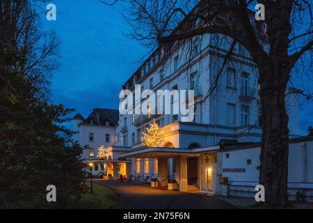 Allemagne, Bonn, Rhin, Sieg, Kottenforst, Parc naturel de Rhénanie, Rhénanie-du-Nord-Westphalie, NRW, Bonn - Bad Godesberg, Bonn-Ruengsdorf, Rheinhotel Dreesen, Das Weisse Haus am Rhein, entrée de l'hôtel, atmosphère de soirée, prise de vue de nuit, heure bleue, Éclairage, décoration de Noël Banque D'Images