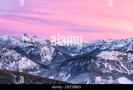 Paysage de montagne à la tombée de la nuit par temps froid d'hiver. Vue de Reuter Wanne aux montagnes de Tannheimer avec Aggenstein, Gimpel et Rot Flüh sur la gauche et Kinnenspitze sur la droite. Allgäu Alpes, Bavière, Tyrol, Allemagne, Autriche Banque D'Images