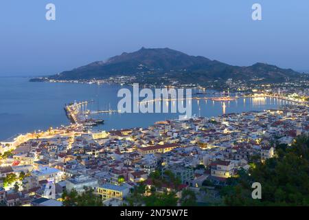 Vue du point de vue de Bohali sur la ville de Zakynthos dans la lumière du soir, île de Zakynthos, Iles Ioniennes, Mer méditerranée, Grèce Banque D'Images