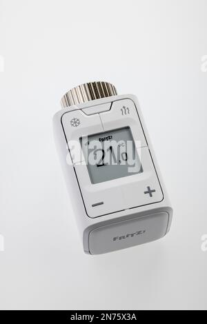 Thermostat de radiateur WLAN FRITZ! DECT 302, affichage de 2ö°C., technologie Smart Home, image d'icône, mise en réseau, numérique, coûts énergétiques, augmentation des coûts de chauffage, fond blanc, Banque D'Images