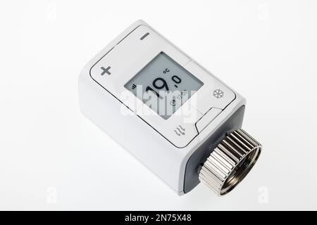 Thermostat de radiateur WLAN FRITZ! DECT 302, affichage de 1ö°C., technologie Smart Home, image d'icône, mise en réseau, numérique, coûts énergétiques, augmentation des coûts de chauffage, fond blanc, Banque D'Images