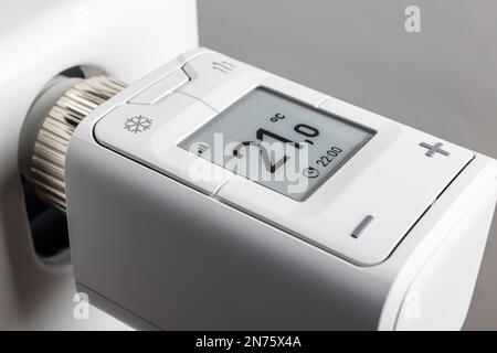 Thermostat de radiateur WLAN FRITZ! DECT 302, affichage de 2ö°C., technologie Smart Home, détail, icône, réseau, numérique, coûts énergétiques, augmentation des coûts de chauffage, fond blanc, Banque D'Images