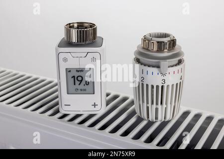 Thermostat de chauffage manuel et thermostat de radiateur WLAN FRITZ! DECT 302, sur radiateur, image d'icône, remplacer le thermostat de chauffage, remplacer le thermostat, economies d'énergie, fond blanc, Banque D'Images