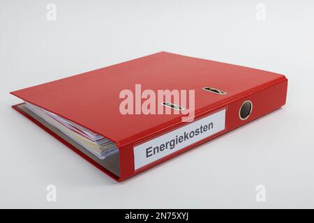 Dossier de fichiers rouges avec coûts énergétiques des étiquettes, image de symbole, facture de chauffage, coûts énergétiques, augmentation des coûts de chauffage, arrière-plan blanc, Banque D'Images
