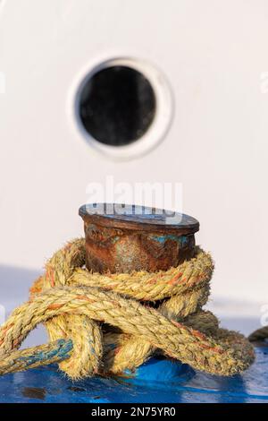 Navire rouillé avec corde sur couteau de pêche, détail, dans le port de Dorum, Dorum-Neufeld, district de Cuxhaven, Basse-Saxe, Banque D'Images