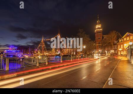 Lumières de Noël, port, vieilles balances, port de musée, hôtel de ville, En face de lui excursions bateaux, navires, Leer, Frise orientale, Basse-Saxe, Banque D'Images