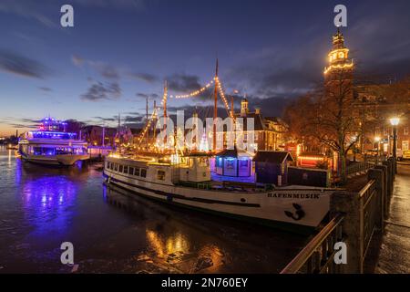 Lumières de Noël, port, vieilles balances, port de musée, hôtel de ville, En face de lui excursions bateaux, navires, Leer, Frise orientale, Basse-Saxe, Banque D'Images