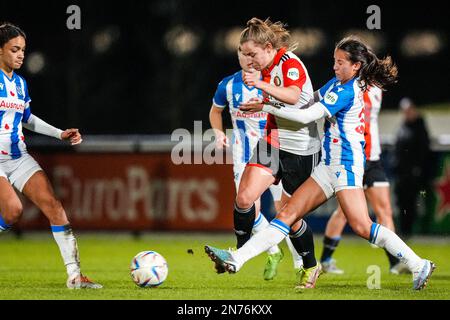 Rotterdam - Sophie Cobussen de Feyenoord V1, Nina Nijstad de Heerenveen Vrouwen pendant le match entre Feyenoord V1 et SC Heerenveen V1 à Nieuw Varkenoord le 10 février 2023 à Rotterdam, pays-Bas. (Box to Box Pictures/Tom Bode) Banque D'Images