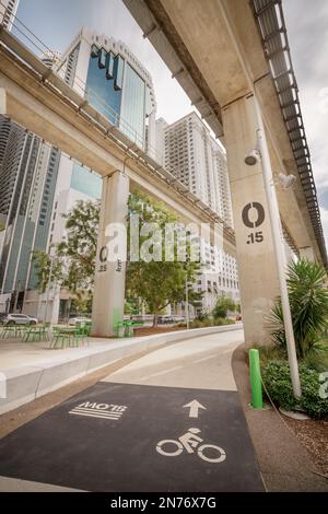 Soulignez la marche et le vélo de Miami sous les pistes de tramway Miami Metrorail Banque D'Images