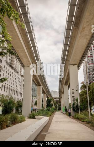Soulignez la marche et le vélo de Miami sous les pistes de tramway Miami Metrorail Banque D'Images