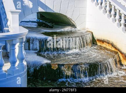 Gros plan d'une chute d'eau avec formation de glace en raison d'un temps extrêmement froid dans la Fenruary 2023 sur long Island. Banque D'Images